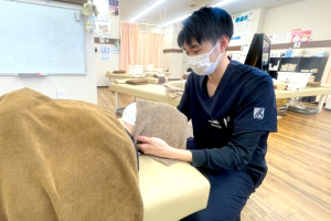 小平南口接骨院の肩こりの施術風景画像です。