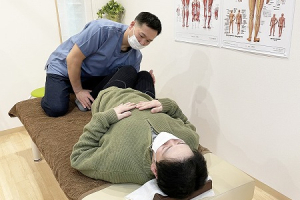 ふかた整骨院【鍼灸】の骨盤矯正施術の施術風景画像です。