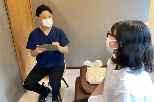 くまのみ整骨院池袋東口院のカウンセリング風景の画像