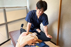 くまのみ整骨院　池袋東口院の骨盤矯正の施術風景画像です。