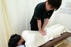 くまのみ整骨院　アリオ上尾院の施術風景画像です。