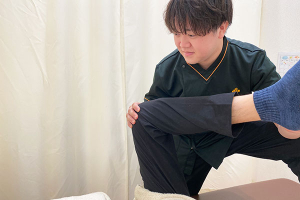 くまのみ整骨院　アリオ上尾院の骨盤矯正の施術風景画像です。