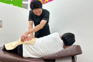 くまのみ整骨院 新三郷院の整体の施術風景画像です。