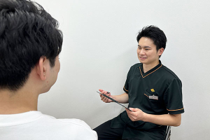 くまのみ整骨院　新三郷院のカウンセリング風景画像です。