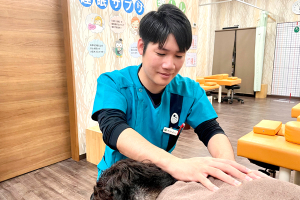 こころ整体院　札幌東本願寺院の肩こりの施術風景画像です。