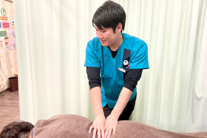 こころ整体院　札幌東本願寺院の腰痛の施術風景画像です。