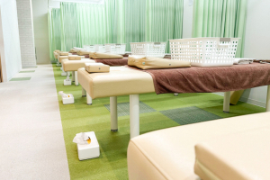 板橋前野 すずらん鍼灸接骨院で整体施術を受ける内観画像像