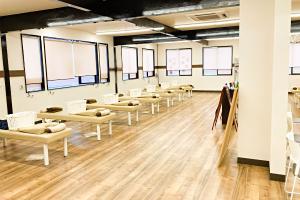 梅郷山崎接骨院で整体施術を受ける内観画像