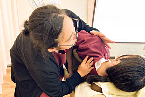 沖縄あわせ接骨院の骨盤矯正の施術風景画像です。