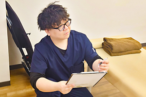 朝霞駅南口接骨院のカウンセリング風景画像です。