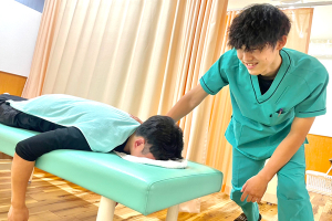 ゆうしん接骨院　練馬豊玉院の肩こりの施術風景画像です。