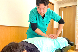 ゆうしん接骨院　練馬豊玉院の腰痛の施術風景画像です。