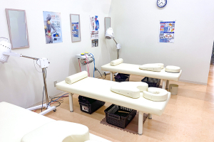 そら鍼灸接骨院 ジョイフル本田千葉ニュータウン店で整体施術を受ける内観画像