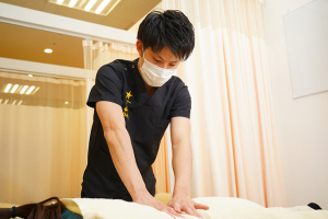 古淵あおば整骨院はりきゅう院の腰痛の施術風景画像です。