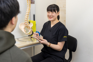 琴似あおば鍼灸整骨院のカウンセリング風景画像です。