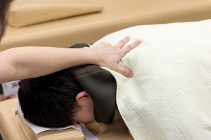 琴似あおば鍼灸整骨院の肩こりの施術風景画像です。
