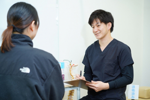 大船仲通あおば整骨院のカウンセリング風景画像です。