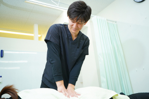大船仲通あおば整骨院の腰痛の施術風景画像です。