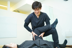 大船仲通あおば整骨院の膝痛の施術風景画像です。
