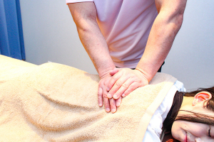 お台場ウェルケア鍼灸院の腰痛の施術風景画像です。