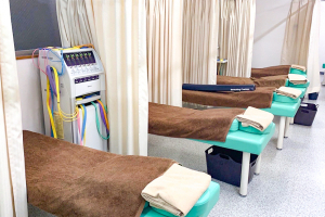 川越市駅鍼灸接骨院で整体施術を受ける内観画像