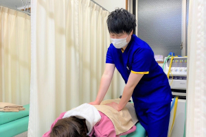 川越市駅鍼灸接骨院の腰痛の施術風景画像です。