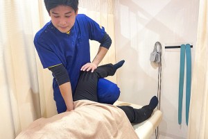 西八王子北口接骨院の骨盤矯正の施術風景画像です。