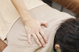 宇都宮峰鍼灸整骨院の肩こりの施術風景画像です。