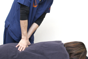 神田神保町の接骨院・はり灸院の腰痛の施術風景画像です。