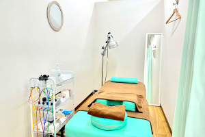 東洋堂接骨院　はり灸マッサージ院で整体施術を受ける内観画像