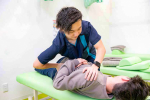 ＮＯＭＯＫＯＴＳＵ鍼灸整骨院　三河島院の施術風景画像