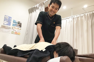 くまのみ整骨院 北浦和駅前院の整体の施術風景画像です。