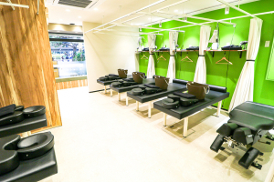 南浦和駅前の接骨院・はり灸院で整体施術を受ける内観画像