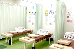 すずらん鍼灸接骨院 そよら上飯田院で整体施術を受ける内観画像