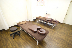 鍼灸・整体院　芳月であん摩マッサージ指圧を受ける内観画像像