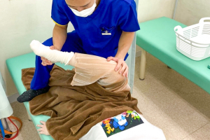 中央林間駅前接骨院の整体の施術風景画像です。