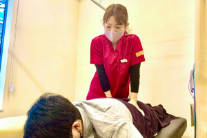 椎名町北口鍼灸接骨院のぎっくり腰の施術風景画像です。