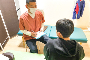 宮子町接骨院の整体施術のカウンセリング風景の画像