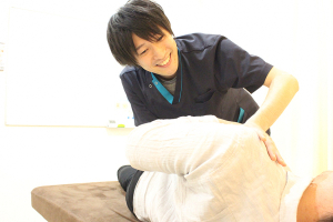 あおば接骨院 守山小幡店の整体の施術風景画像です。