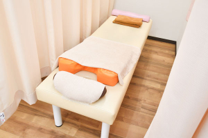 川越霞ヶ関駅前接骨院で整体施術を受ける内観画像