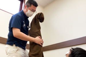 川越霞ヶ関駅前接骨院の骨盤矯正の施術風景画像です。