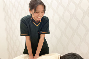 くまのみ整骨院　アリオ鷲宮院の骨盤矯正の施術風景画像です。