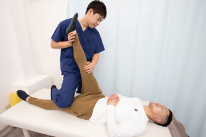 まつなが鍼灸整骨院　青砥駅前院の整体の施術風景画像です。