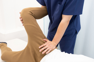 まつなが鍼灸整骨院　青砥駅前院の骨盤矯正の施術風景画像です。