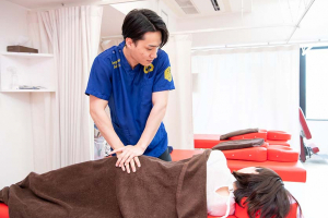 ＶＩＶＡ骨盤整体院　目黒院の腰痛の施術風景画像です。