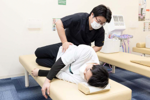 栄町あおば整骨院の骨盤矯正の施術風景画像です。