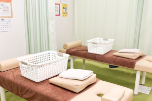 名駅３丁目すずらん鍼灸接骨院で整体施術を受ける内観画像