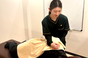 くまのみ整骨院 浦和コルソ院の整体の施術風景画像です。