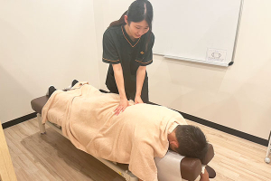 くまのみ整骨院　浦和コルソ院の骨盤矯正の施術風景画像です。