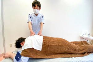 うちだ接骨院の肩こりの施術風景画像です。